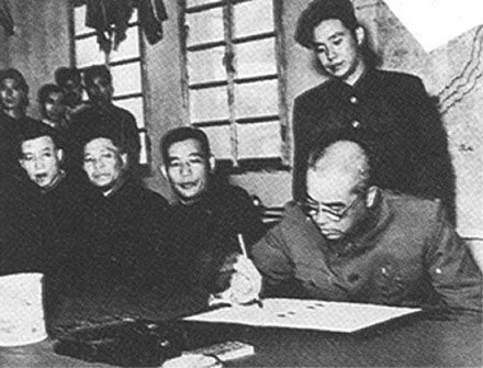彭德怀元帅在朝鲜停战协定上正式签字