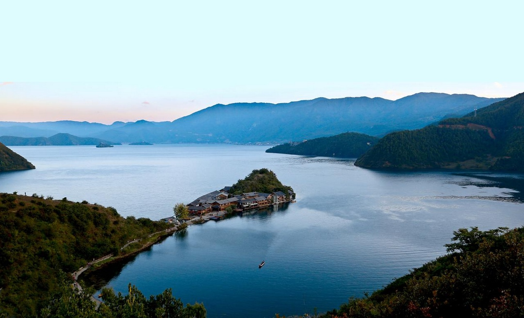 理塘河支流永宁河上游的泸沽湖