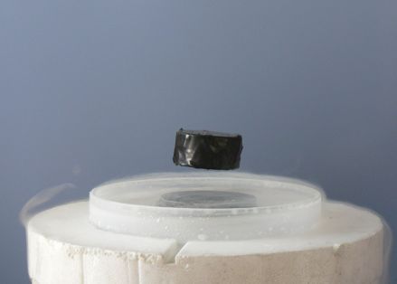 在高温超导体上悬浮的磁铁