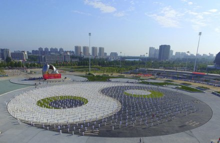 市民在表演太极拳 
