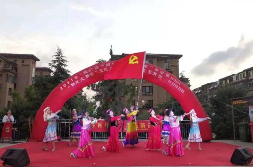 九水街道惠水书院社区举办“百年奋斗路·启航新征程”纳凉文艺演