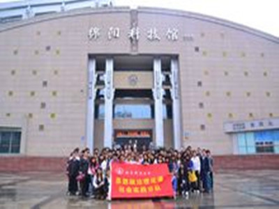 学生参观科技馆