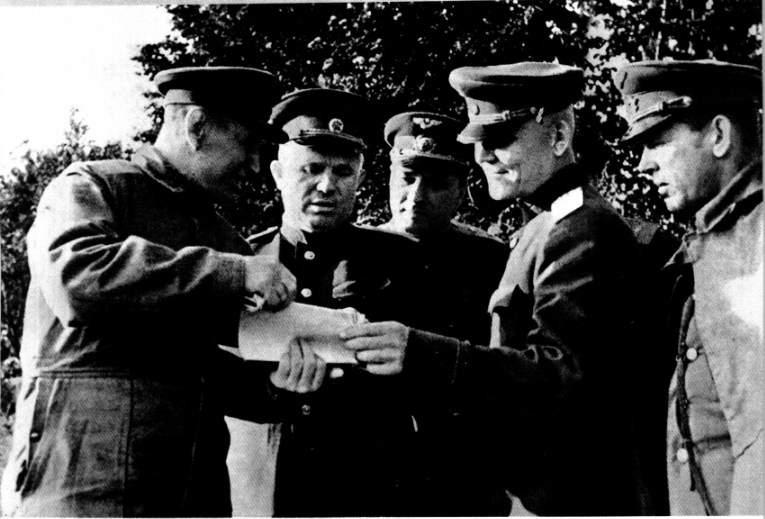 1944年6月赫鲁晓夫在乌克兰前线的指挥所与马绍尔商谈  