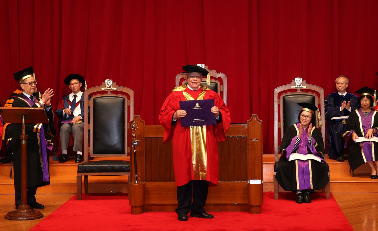获颁香港中文大学荣誉社会科学博士学位