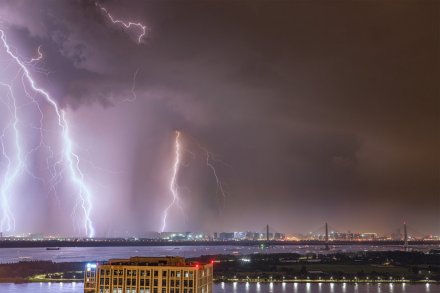 闪电下的南京江心洲长江大桥