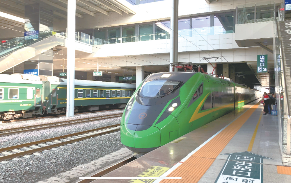 中川铁路运行的复兴号动力集中式动车组列车