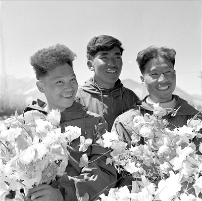 1960年，中国首次登上珠峰的3人——王富洲、贡布、屈银