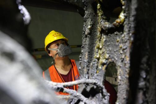 2024年6月3日西成铁路甘肃段格尔隧道内查看施工设备情况