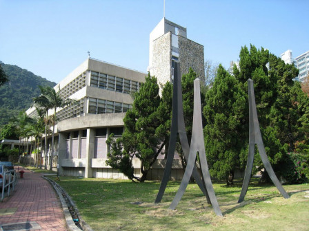 崇基学院“众”字雕塑