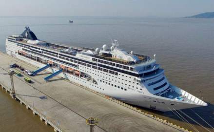 停靠在温州港的国际邮轮