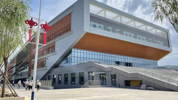 学校综合楼，包含图书馆、多功能厅、餐厅等