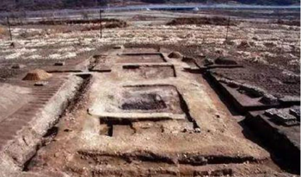 赤柏松古城址挖掘现场