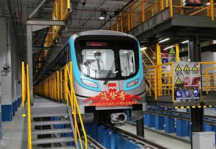 “筑梦号”列车驶出陆港停车场