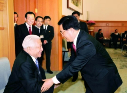 2006年3月3日，胡锦涛同志与丁光训主教亲切握手