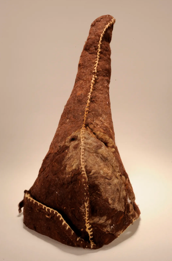 棕色尖顶毡帽（西周春秋时期；且末县扎滚鲁克墓葬出土）