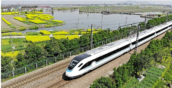 绍兴风情旅游新干线“鉴湖号”行驶在杭甬铁路上