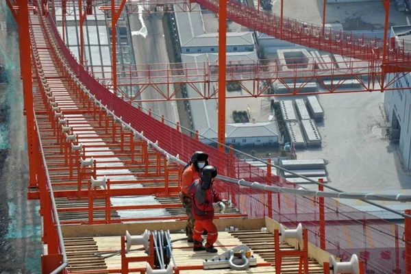 大桥主缆首根索股成功架设