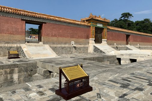 陵寝门及门前石桥