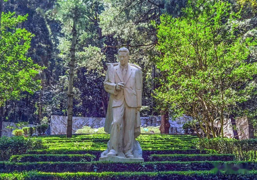 汉白玉圆雕聂耳立像