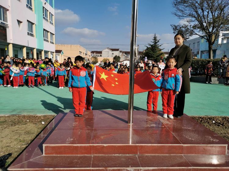 古桑街道幼儿园举行升旗仪式