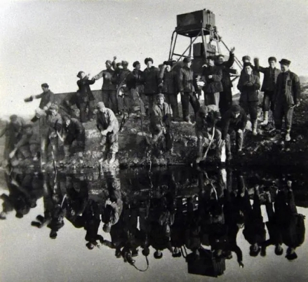 1955年克拉玛依一号井喷出工业油流