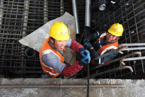 2024年6月3日西成铁路甘肃段白龙江大桥上施工作业