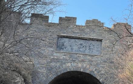 “古锁阳关”门洞