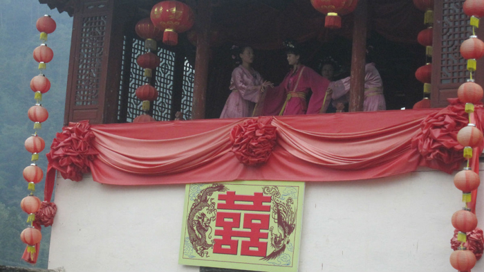 抛绣球 
