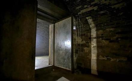 周定王王妃的墓室门