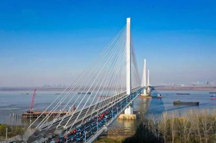 南京江心洲长江大桥开通纪念跑活动