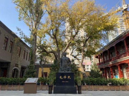 毛泽民烈士的半身铜像