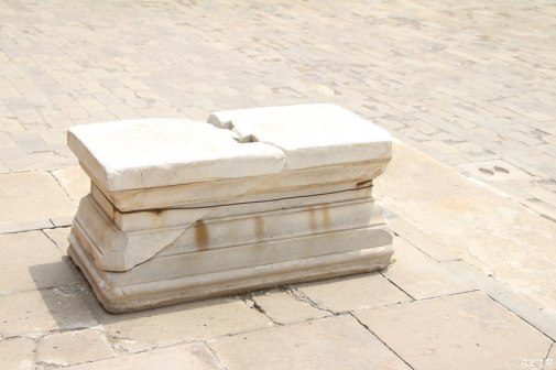 隆恩殿前的祭件