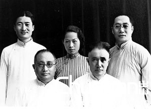 后排右一为徐伯郊先生