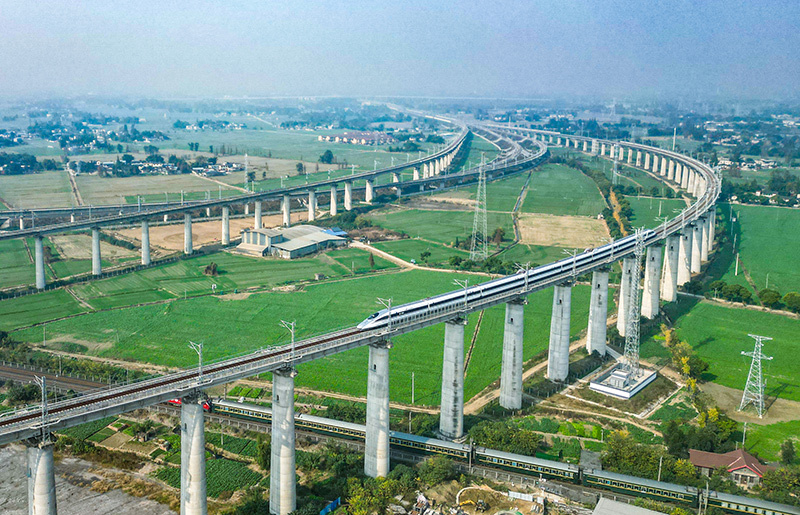 行驶在川青铁路上的列车与行驶在宝成铁路线上的列车交会 