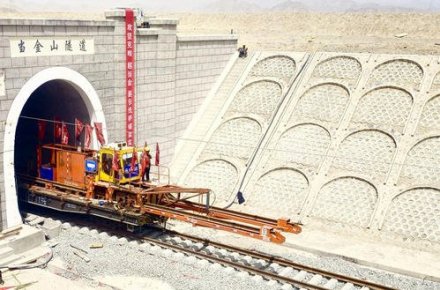 敦煌铁路当金山隧道