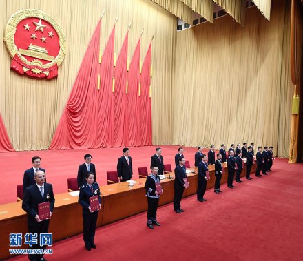 向全国劳动模范和先进工作者代表颁发荣誉证书