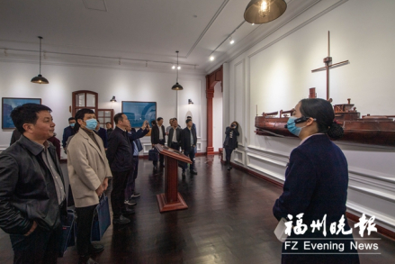 游客参观绘事院 