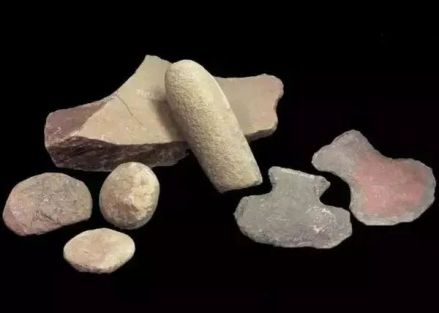 兴隆洼遗址出土制玉工具石磨盘、石磨棒、石铲和石琢 