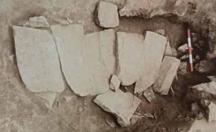 草帽山遗址积石冢内墓封石