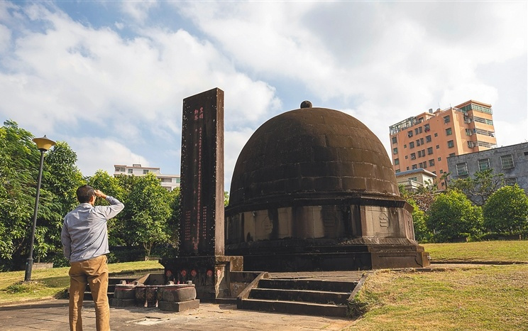 市民参观丘濬墓