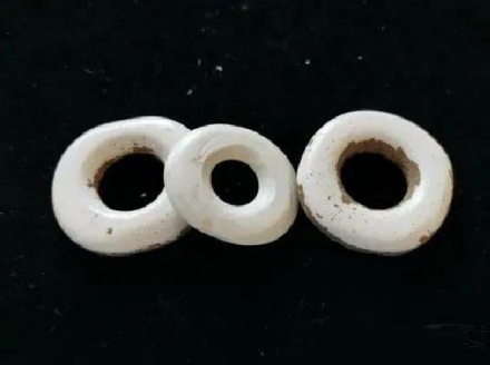 小南山遗址出土玉器