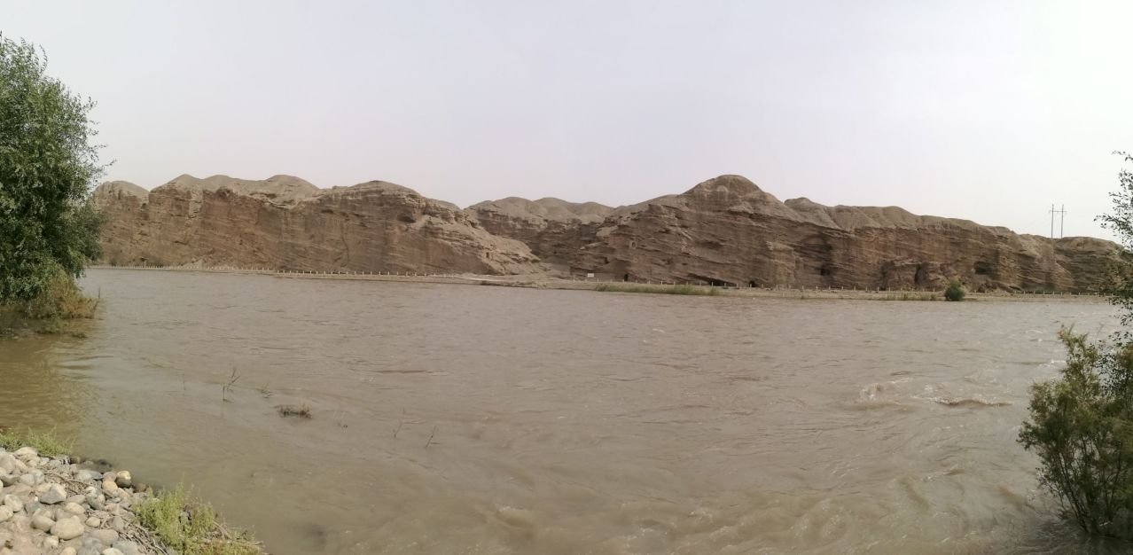 远眺库木吐喇千佛洞