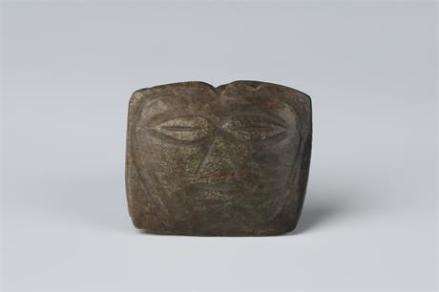 人面纹玉饰
