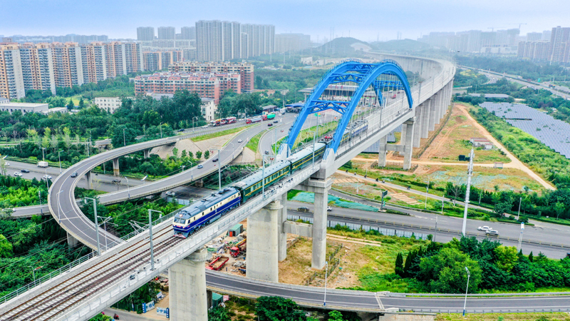 检测列车驶过济莱高速铁路历城站特大桥 