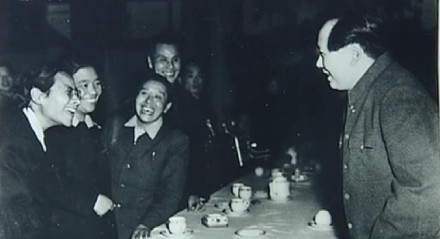 毛泽东与雷洁琼交谈