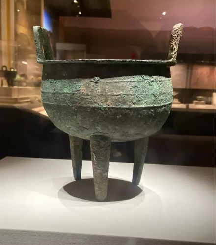 南山根遗址双耳青铜鼎