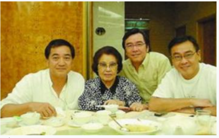 红薇与三个儿子（从左至右分别为秦沛、姜大卫、尔冬升）