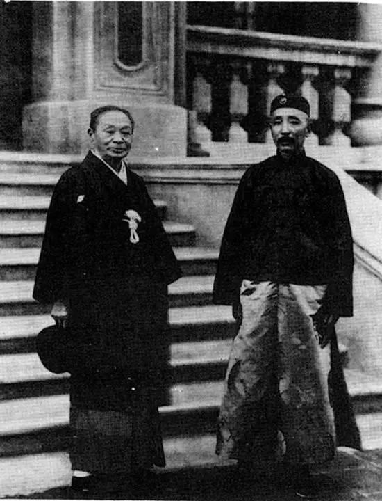 张作霖（右）与日本人大仓喜八郎