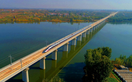 “复兴号”动车组列车行驶在日兰高速铁路上 