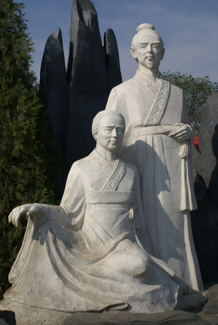 介子推（右）和他母亲雕塑 